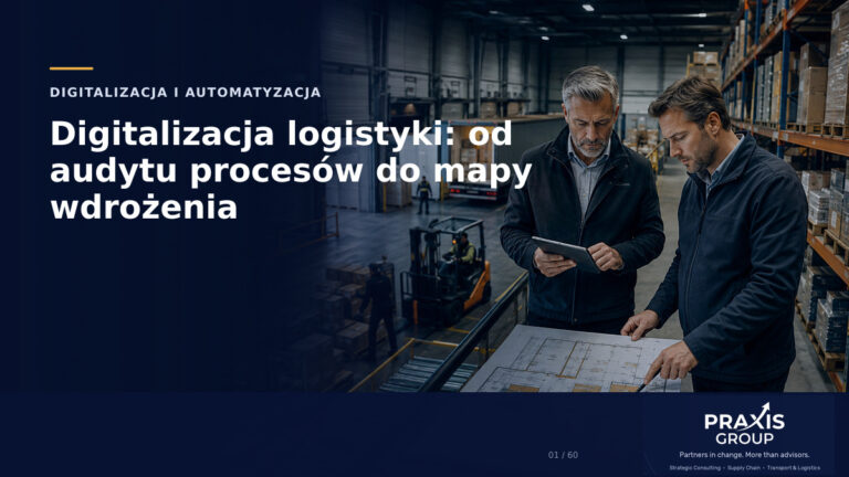 Dwóch mężczyzn analizuje plany w magazynie, jeden z tabletem. W tle regały i wózek widłowy, digitalizacja logistyki.